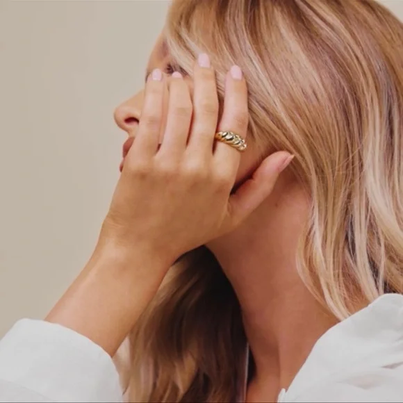 ✨ NWT 18k Gold plated croissant ring 🥐 ✨NO tarnish, quality jewelry! - Picture 2 of 5